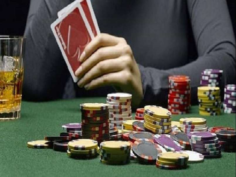 Luật chơi và cách chơi Poker rất đơn giản và dễ dàng